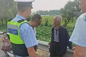 八旬老人摔倒路人不敢扶，民警：我们来扶图片