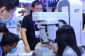 机器人采血，还不那么痛？哈工智能采血穿刺机器人亮相工博会图片