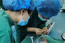 新生儿罕见环状胰腺致肠梗阻，医生在鸡蛋大空间里做腹腔镜手术图片