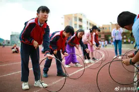 滚铁环、踩高跷……“70后”“80后”们的儿时游戏走进体育课堂图片