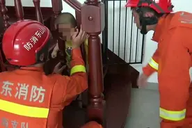 果然视频｜两岁男童头卡楼梯护栏，消防员小心翼翼破拆视频封面