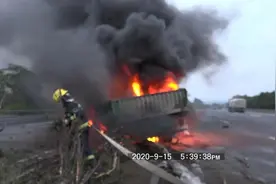 沈大高速上一辆挂车突然失控！与两辆轿车相撞起火图片