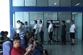 郑州男子为挂“V”牌特意买辆新车图片