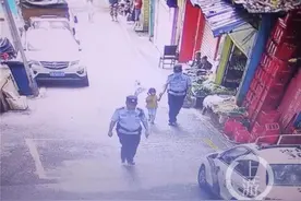 独自上街找妈妈被民警发现，3岁萌娃：“我不是坏人，不要抓我”图片