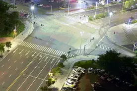 男子大马路上把自己锁车里一小时不出来！路人一看车窗吓得报警……图片