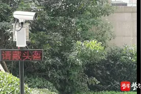 苏州一小区有了智慧道闸：居民骑电动车不戴头盔不抬杆图片