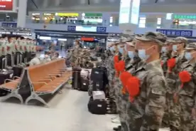 老兵新兵火车站相遇，网友：这是告别也是开始，是传承更是延续图片