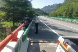 西山中队及时处置一拾荒老人上高速安全隐患图片