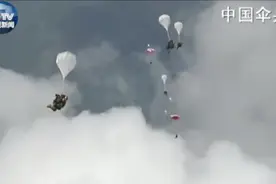 天降神兵！汶川地震空降兵15勇士再聚首，他们用纵身一跃，守护河山图片