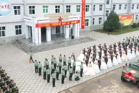 军营婚礼新人乘铁甲婚车，网友：英俊帅气子弟兵，不负祖国不负卿图片