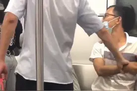 “谁规定女人不能打”网传杭州地铁内女生化妆被男子殴打 警方介入调查图片