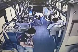 60秒丨男子公交车上吃大枣被卡喉 司机用“海姆立克急救法”救命图片