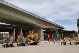 2.2万吨！山东高速集团董梁高速宁梁段上跨京九铁路转体桥成功转体图片