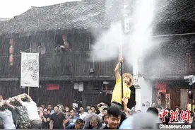 直击浙江浦江古法消防“试水龙”：水柱冲天场面壮观图片