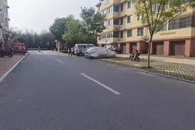 又和盲区有关！平度一岁女童小区内被轧身亡，事发时妈妈正陪孩子在地上画画…图片