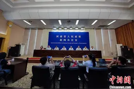 河南4年来发放33亿元资助金 确保不因贫失学辍学一人图片