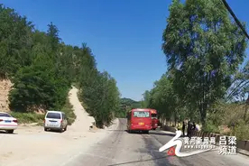 石楼一辆大巴车与一辆摩托车相撞 酿成惨祸图片