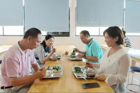 广东一中学推青菜就白饭“危机体验餐”：为提高勤俭节约意识图片