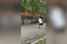 52秒｜试试刚买的球拍！大学生与外卖小哥隔围栏打羽毛球走红视频封面