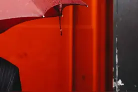 雨天一不留意，她眼球白了28年图片