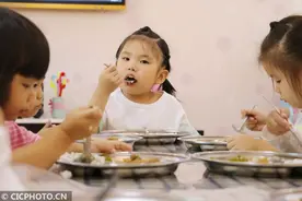河北广宗：萌娃争做“光盘小卫士”图片