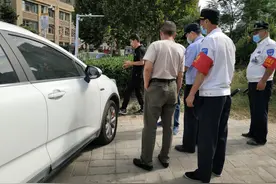 私家车停路边遭划车放气扎胎 车主无奈报警图片