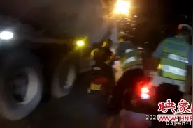 郑州小伙等红灯险被罐车卷走 危急时刻交警伸出援手图片