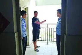 为泄私愤扔石头砸车14楼上有“黑手”图片