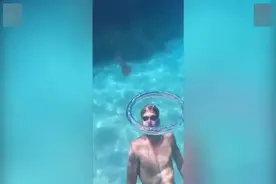 西班牙潜水者拍到一只水母被困在气泡环中快速旋转图片