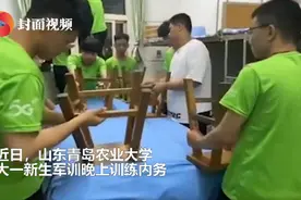 大一新生军训用板凳碾被子，叠出整齐“豆腐块”，网友：还舍得盖吗？图片
