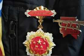 毕节95岁抗战老人回敬军礼！画面好暖心图片