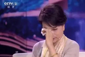 董明珠哭了…原来是听了以自己故事改编的电视主题曲图片