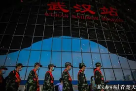 湖北省2020年首批新兵起运，武汉站前集结奔赴军营图片