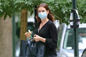 安妮·海瑟薇现身纽约街头 短裤出街尽显慵懒姿态图片