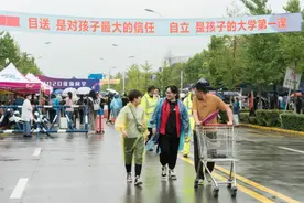“目送，是对孩子最大的信任”浙江传媒学院新生报到，完成大学第一课图片