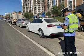 车辆乱停居民投诉！莘县交警柔性执法开具“警告一次”罚单图片