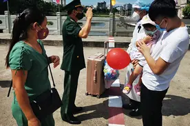 广西东兴出入境边防检查站开通“绿色通道”帮助滞留儿童顺利回国图片