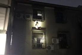 浙江海宁一男子被老婆锁在屋里，然后上演了尴尬的一幕……图片