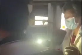 老奶奶被让座后为读书学生打光，这一幕太暖了图片