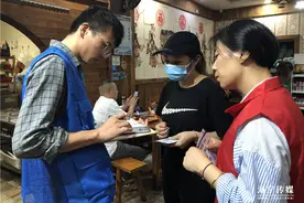 党建引领擦亮组团服务品牌 洛隆社区今晚“八点伴”风雨无阻图片