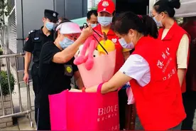 300多个公仔跨越山河，从深圳送往广西贫困山区儿童图片