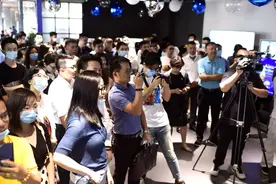 写字楼里学开车，深企首发驾驶模拟器及智能教学机器人图片
