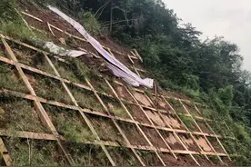 四川雅康高速公路康定往雅安方向17公里路段将进行应急排险 所有车辆需从多功下站绕行图片