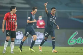 2:3不敌上港重庆当代球迷表示虽败犹荣，三名年轻小将一线队首秀获张外龙好评图片