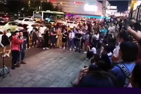 杨宗纬惊现长沙街头？草根歌手献唱引围观图片