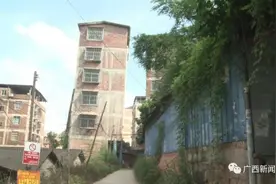 南宁现“比萨斜塔”,附近居民心慌：下雨刮风都跑着过图片