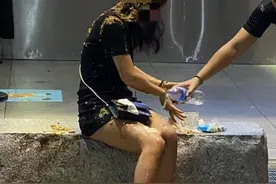 台湾发生泼粪事件！女子当街被人用整桶粪水从头淋下，警方追缉一涉案男子图片