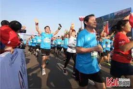 2020衡水湖马拉松赛在河北衡水鸣枪开跑图片