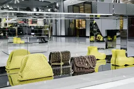 Bottega Veneta把秋冬的糖果色与时髦流苏带到北京图片