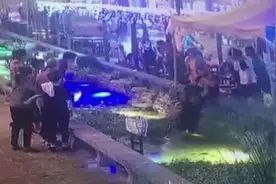 28秒丨点赞！一女童街边落水 路过小伙20秒将其成功救起视频封面